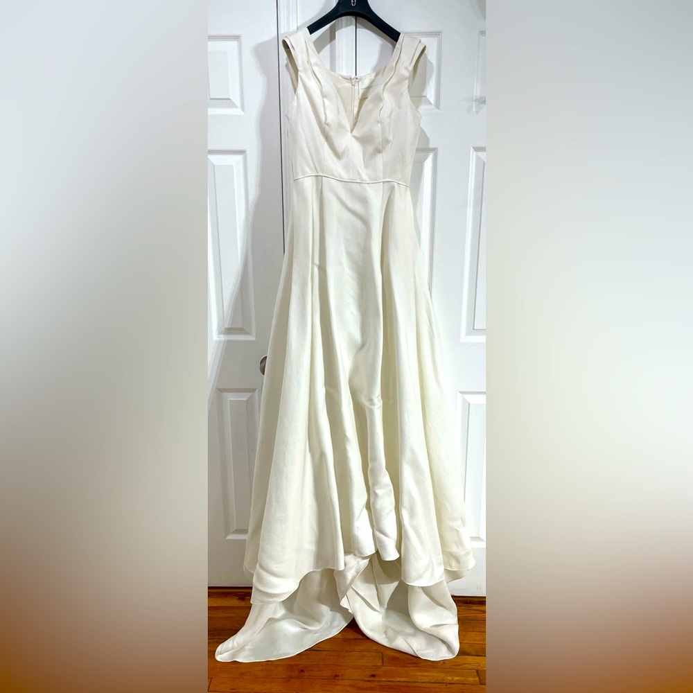 Carolina Herrera White Maxi Gown with Plunge Neckline and Asymmetrical Hem